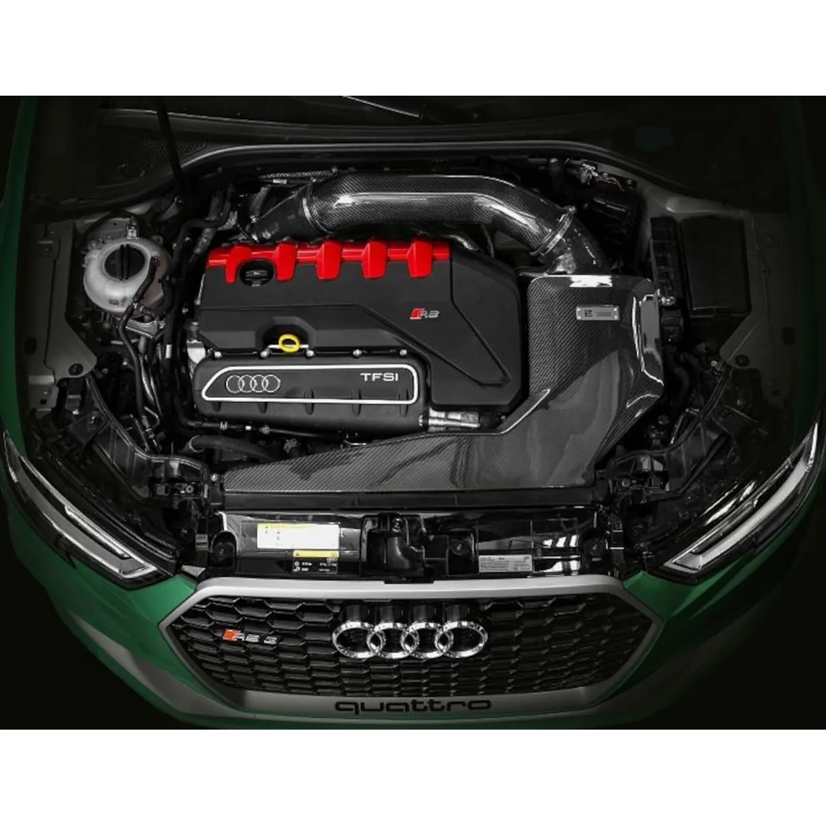 Compartimento del motor de un Audi RS3/TTRS con admisión de carbono IE 2.5 TFSI EA855 evo, diseño Ram Air para hasta 30 CV más y una respuesta del motor más rápida.