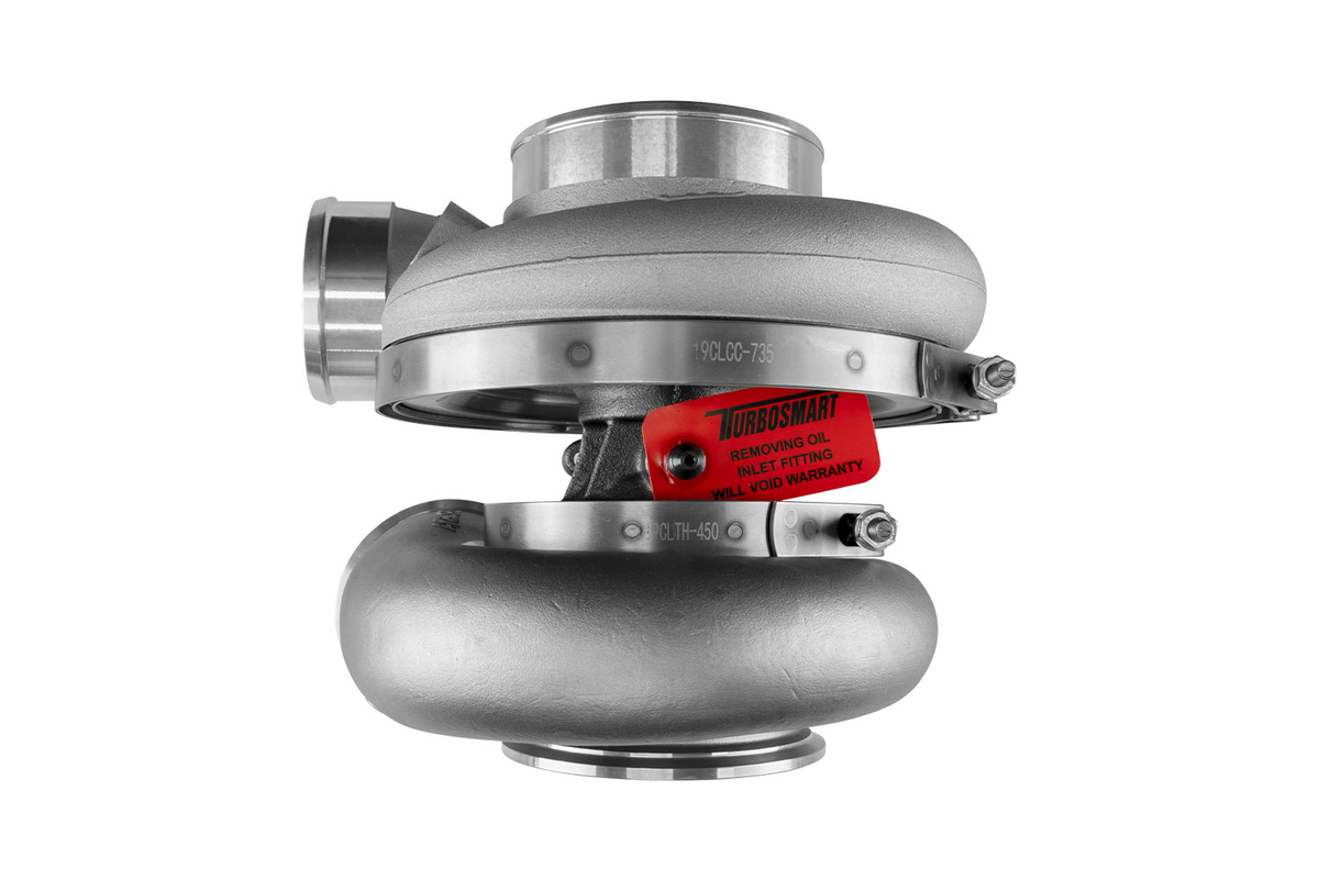 Abgebildet ist der Turbosmart Turbolader 6870 V-Band/V-Band Reverse aus der TS-1-Serie, Single Scroll mit 0,96 A/R und externer Ladedruckregelung, geeignet für 875 bis 1035 PS.
