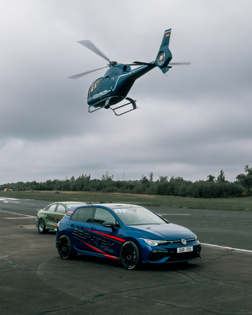 Golf 8 R von BAR-TEK auf dem Flugplatz mit Helikopter
