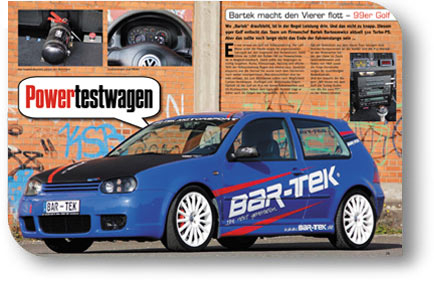 Blauer BAR-TEK VW Golf Powertestwagen mit weißer Beschriftung vor Graffiti-Wand, oben links Detailbilder von Motor und Felge