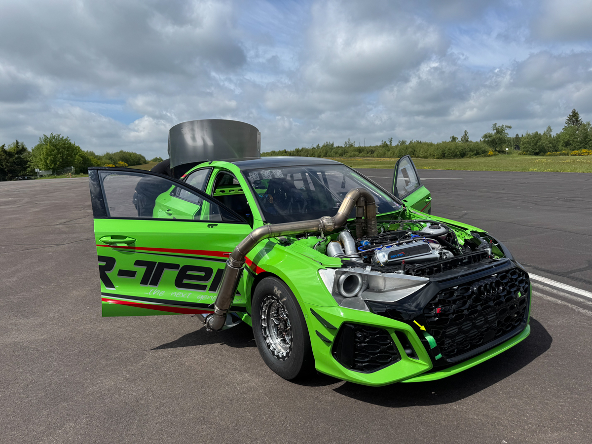 Audi RS3 8y von BAR-TEK auf dem Flugplatz