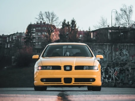 Seat Leon 1 amarillo de frente