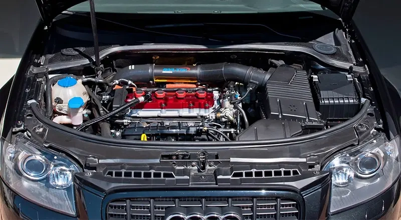 Engine compartment of an Ausi S3 with 2.0 TFSI engine