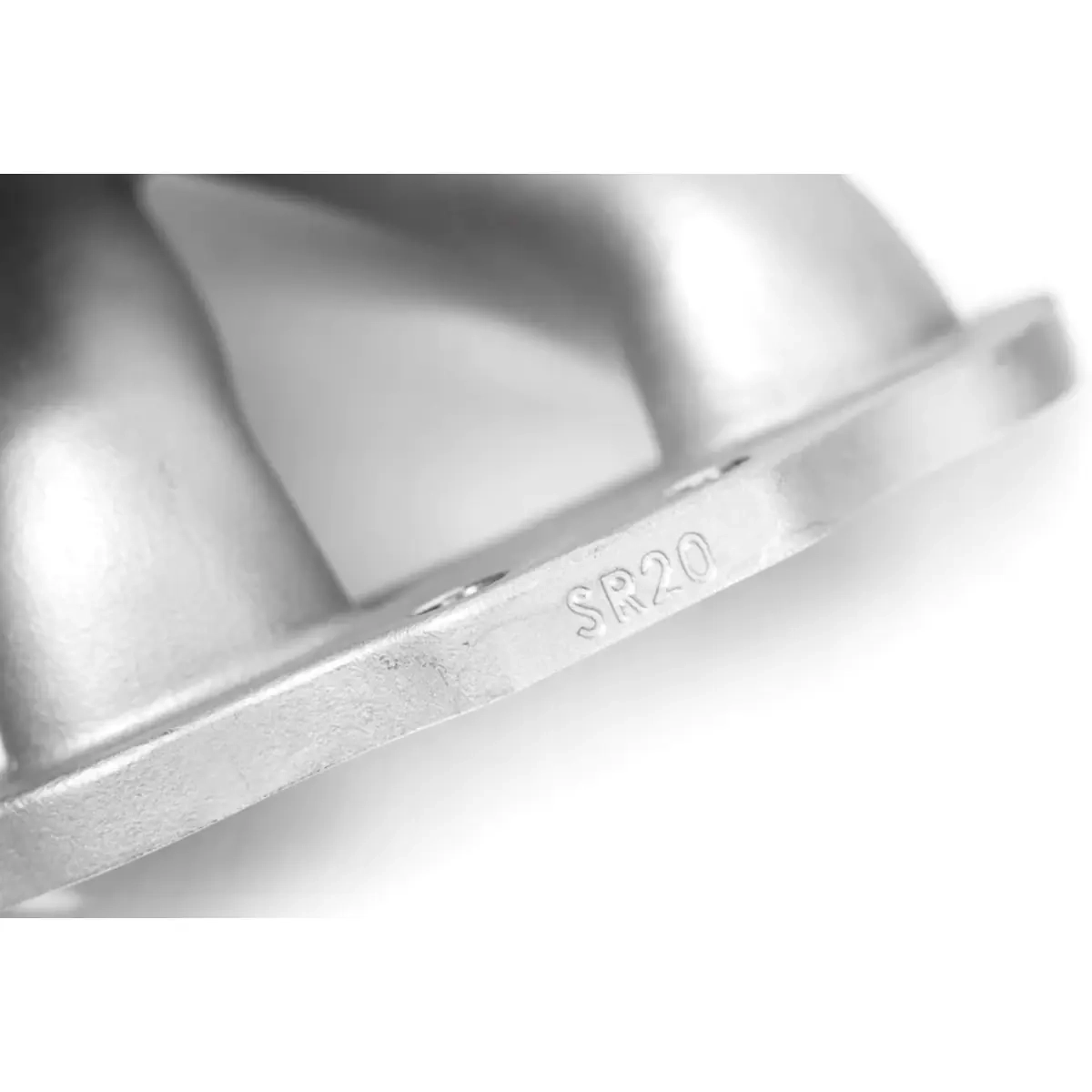 Nahaufnahme des Artec® Nissan SR20 High Mount V-Band Abgaskrümmers mit SR20-Prägung am Flansch, Gusskrümmer für Turbo-Umbauten mit Precision-, TiAL- und Garrett-Turboladern.