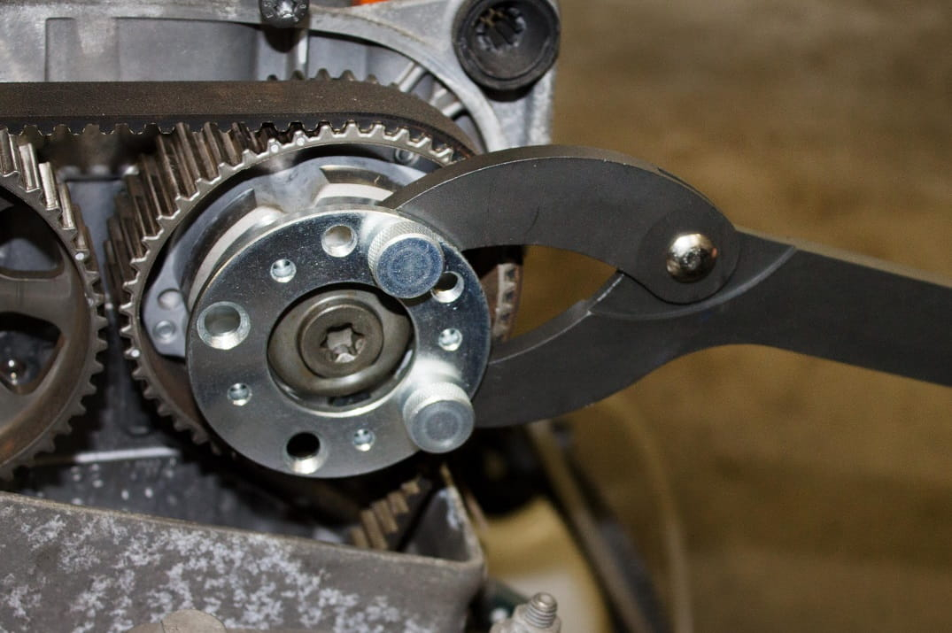 Universal counterholder for camshafts pullys like T10172 oder 3036