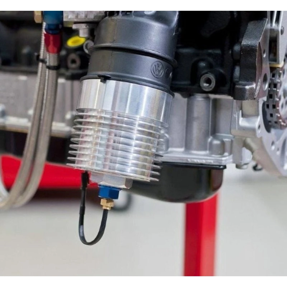 Gros plan du kit de boîtier de filtre à huile aluminium renforcé 2.0L TFSI EA113 de BAR-TEK® monté, avec ailettes de refroidissement pour plus de stabilité et un meilleur contrôle de la température d’huile