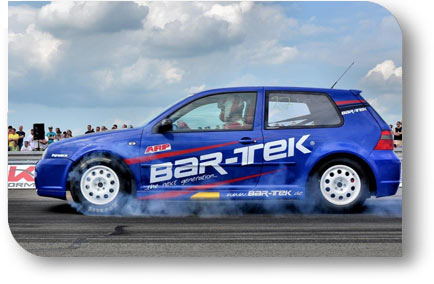 Blauer BaR-TEK VW Golf Rennwagen erzeugt Rauch beim Burnout auf einer Drag-Racing-Strecke
