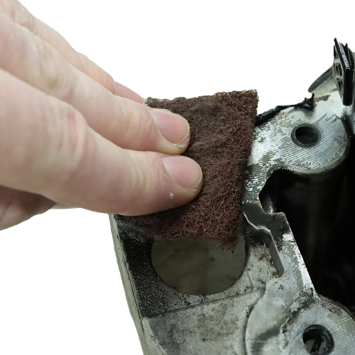 Abrasive fleece for removing sealing residue