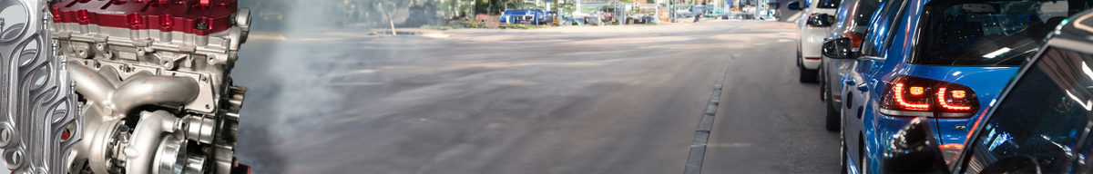 Nahaufnahme eines Motors mit Turbolader neben einer nächtlichen Straße mit blauem Auto – Symbolbild für Autoersatzteile, Motortechnik und Performance-Tuning