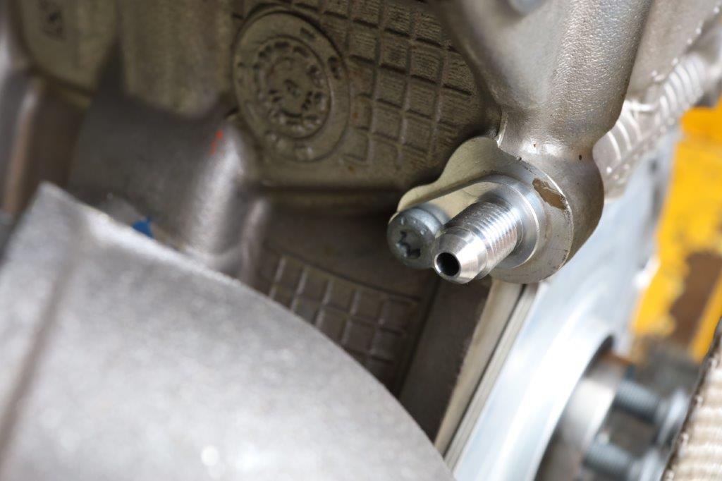 2.5 TFSI EA855 evo Conexión de aceite Billet Dash en el bloque