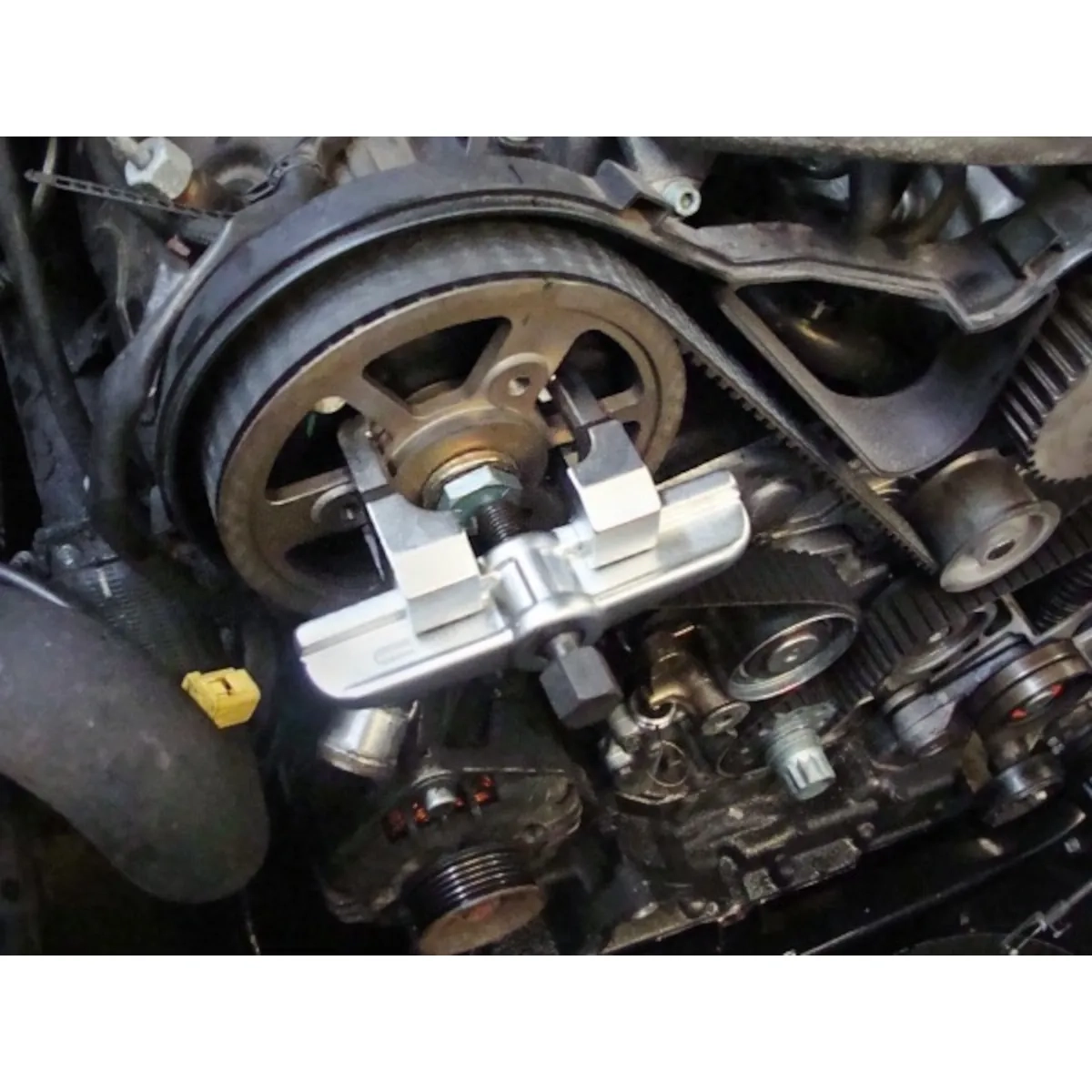 BAR-TEK® universal camshaft sprocket puller set like VAG T40001 in use on an engine, suitable for 5 and 6 spoke sprockets on TDI, V6 and V8 engines