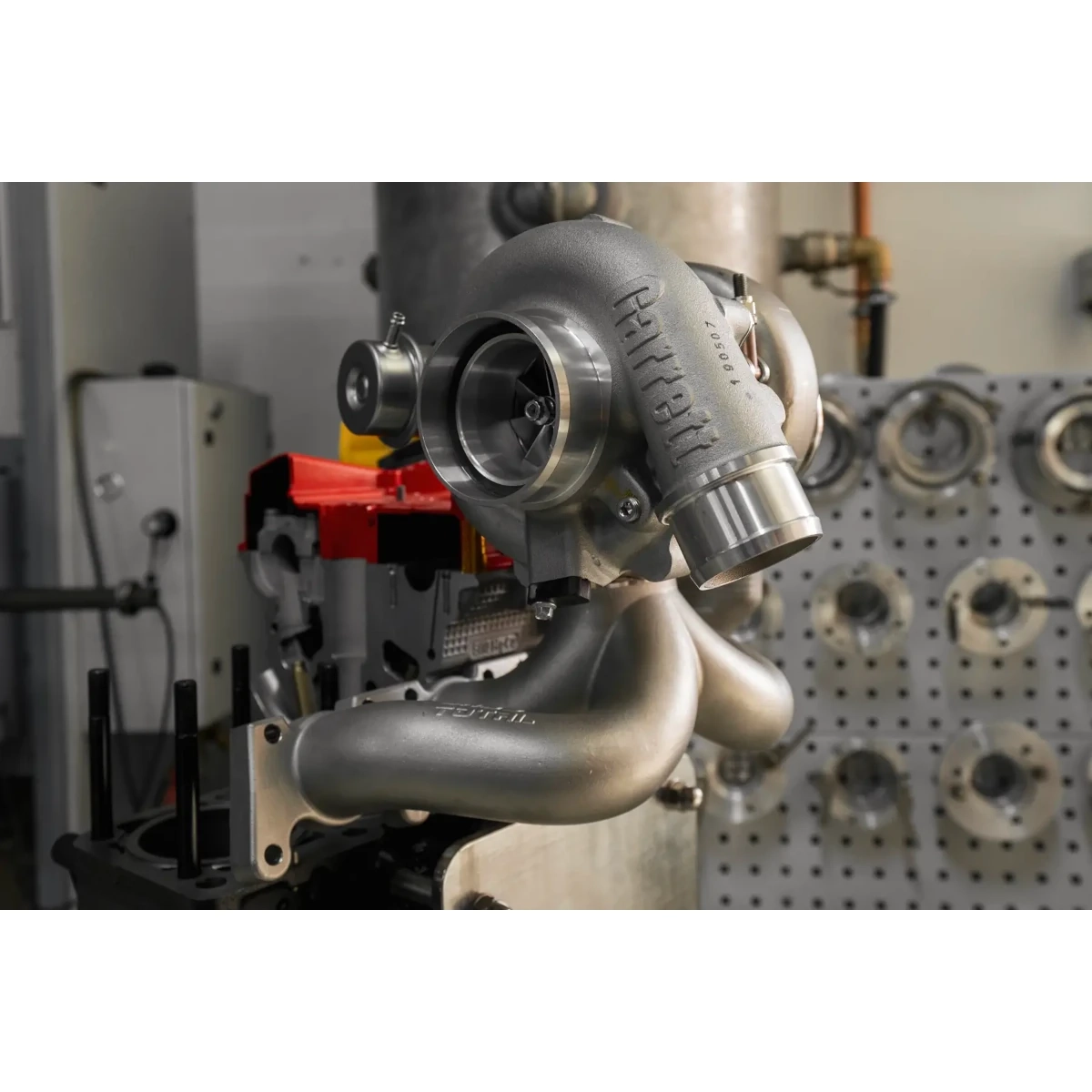 Primer plano del colector de escape Top Mount V-Band Gen.2 BAR-TEK® para 1.8T 20V con turbocompresor montado, diseño 4-1 para mejor respuesta y alto rendimiento.