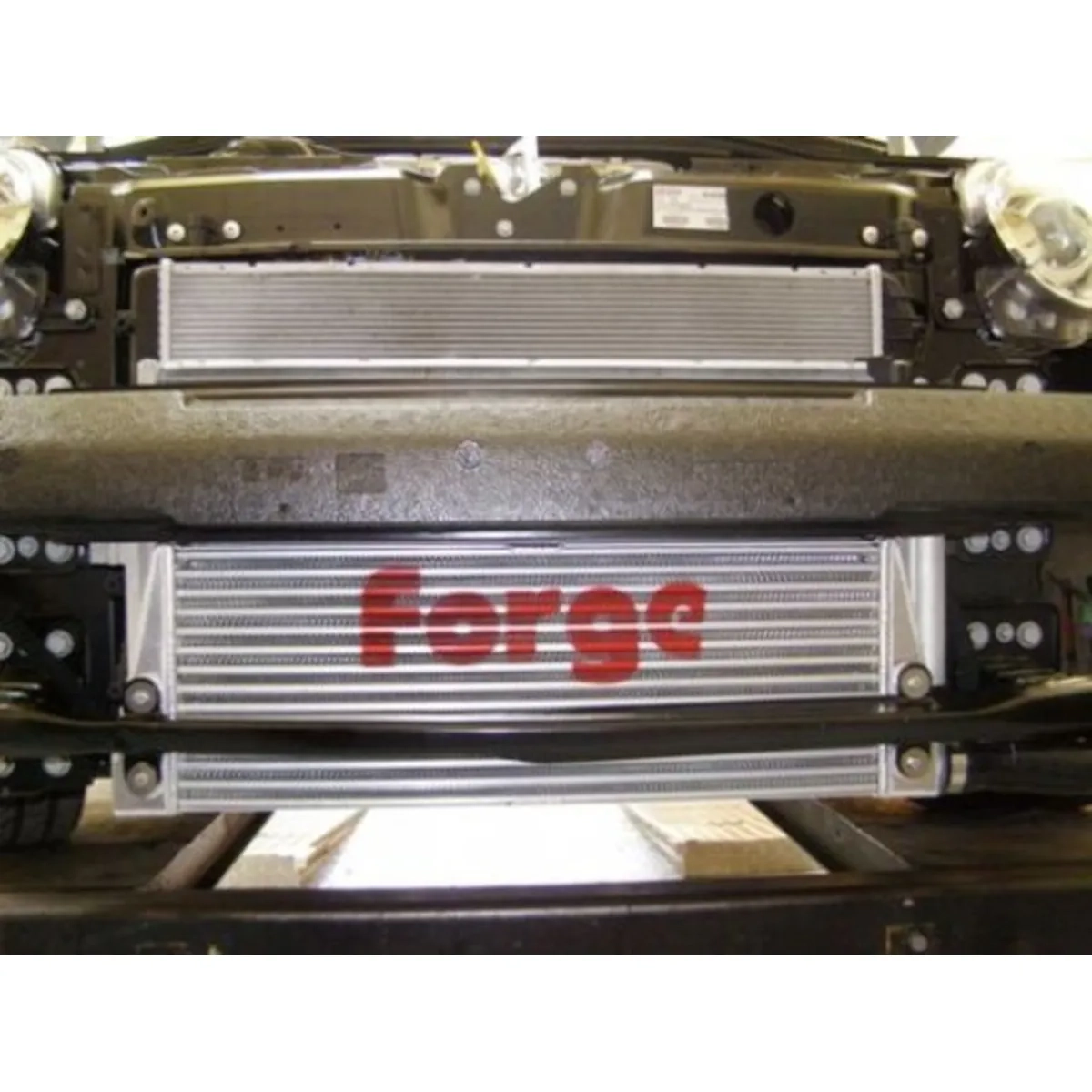 Intercooler Forge FMINTF500 montado en la parte delantera de un Fiat 500, mejora para turbo de serie y turbos con mayor presión de soplado.
