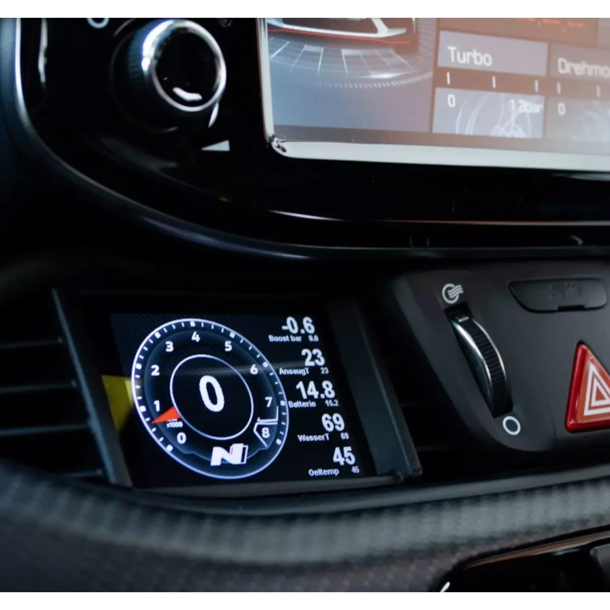 CANchecked MFD28 Gen.2 Datendisplay im Hyundai i30N Vorfacelift, eingebaut in der Lüftungsblende mit Anzeige von Drehzahl, Boost-, Wasser- und Öltemperatur per OBD2