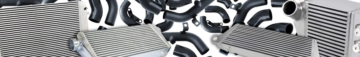 Mehrere Aluminium-Ladeluftkühler mit schwarzen Silikonschläuchen und Verbindungsrohren als Set für Turbo- und Performance-Fahrzeuge
