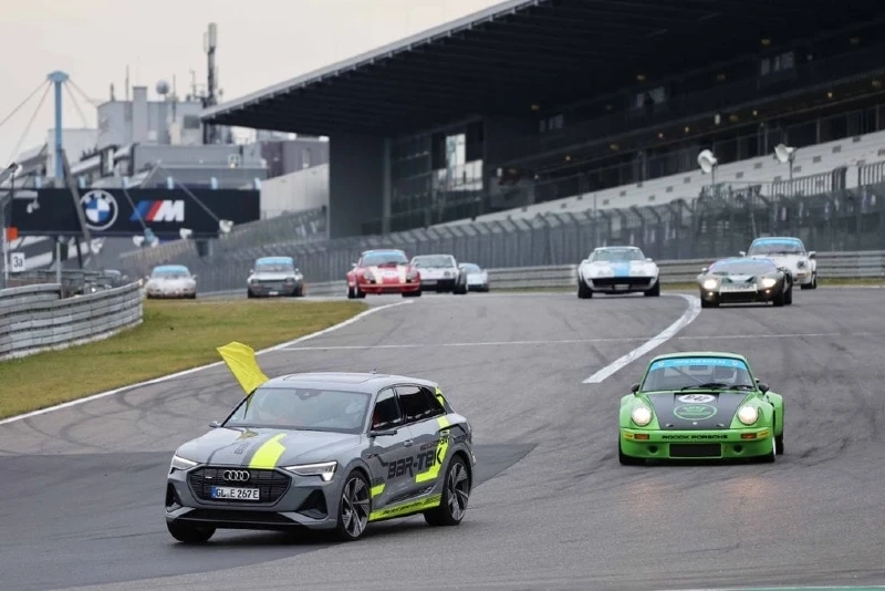 BAR-TEK® Audi Q4 e-tron auf Rennstrecke