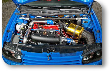 Motorraum eines blauen getunten Fahrzeugs mit offenem Hochleistungs-Motor, Aluminiumrohren und goldfarbenem Sportluftfilter