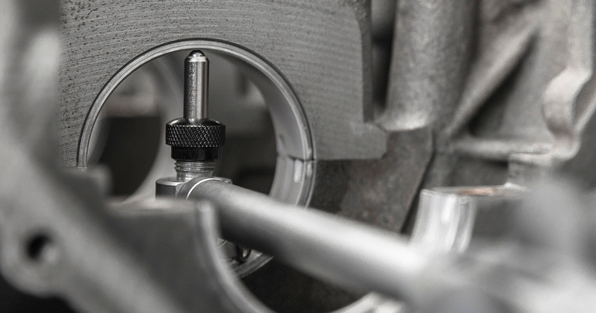 Nahaufnahme einer Industriemaschine bei der präzisen Metallbearbeitung eines eingespannten Bauteils