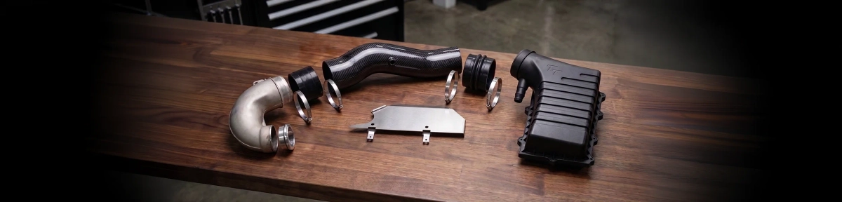 Bild zeigt die Teile der Carbon-Ansaugung für 2.5L TFSI EA855 evo von BAR-TEK®