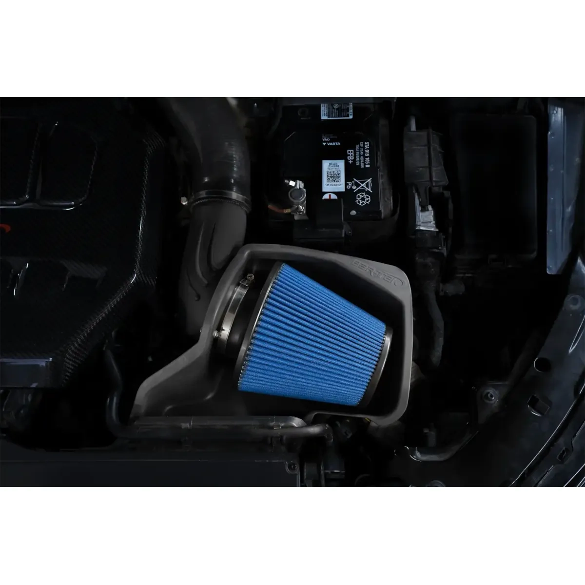 BAR-TEK® 2.0L TSI EA888 Open Air Intake Ansaugung in Blau, eingebaut im Motorraum mit blauem Luftfilter und Hitzeschutz, TÜV-zugelassen