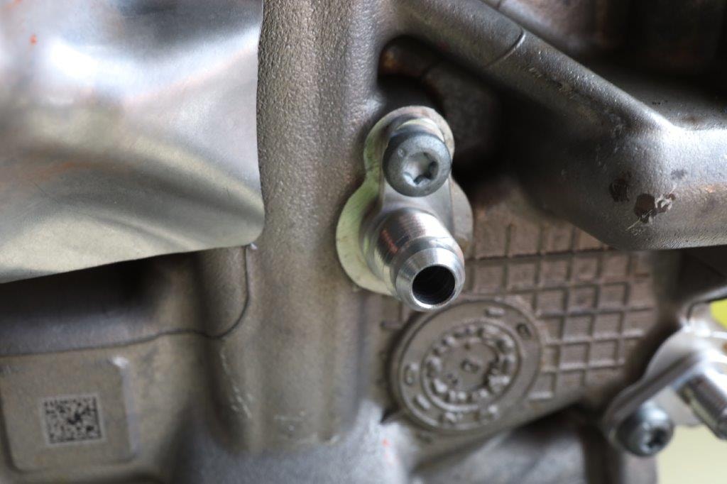 2.5 TFSI EA855 evo Conexión de agua Billet Dash en el bloque