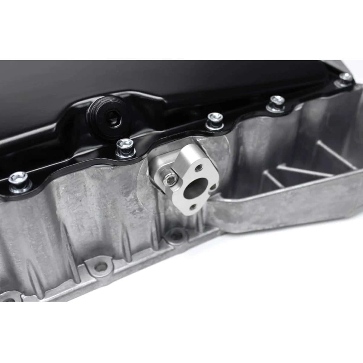 Detail view of the 1.8T adapter for the OEM oil return on the BAR-TEK® hybrid aluminium and steel oil sump, for clean installation without modifying the turbocharger