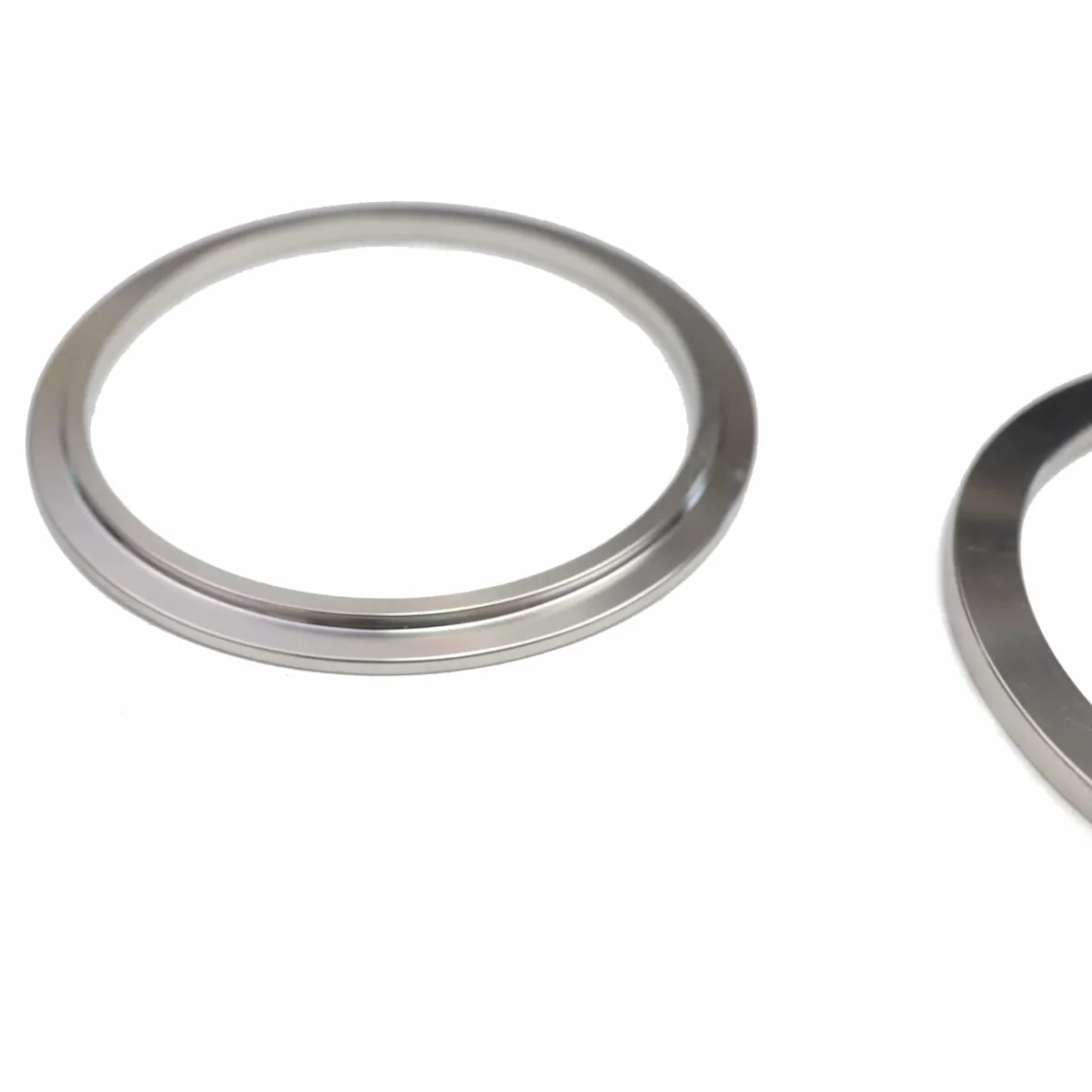 Gros plan d’une bride V-Band Artec® en acier inoxydable pour l’entrée du carter de turbine, compatible avec les turbocompresseurs Garrett, TiAL et Precision