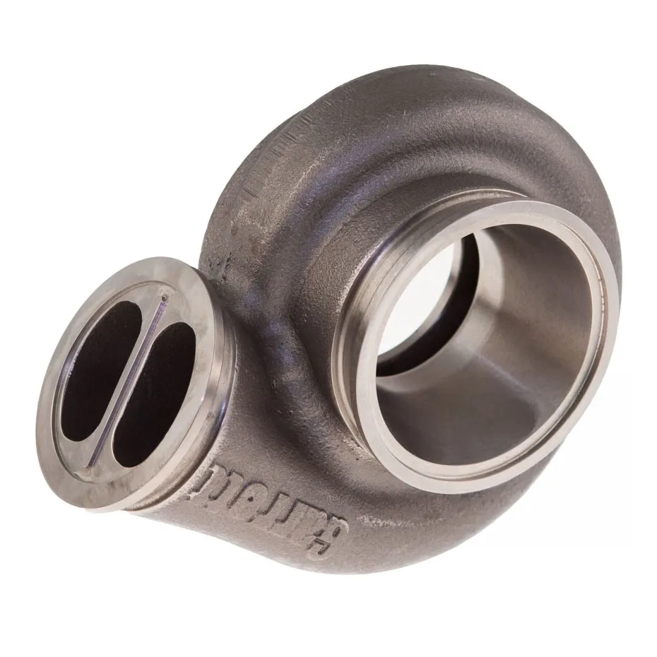 Image produit d’un boîtier de turbocompresseur en métal avec grande entrée ronde et raccord divisé sur fond blanc