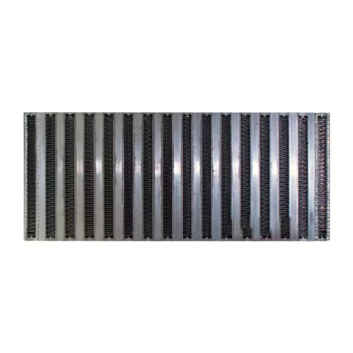 Frontansicht des Garrett Luft-Luft Ladeluftkühlernetzes 848054-6003 für bis zu 1140 PS, hochfester Aluminium-Kühlerkern im Tube-and-Fin-Design, Maße 559 x 356 x 114 mm