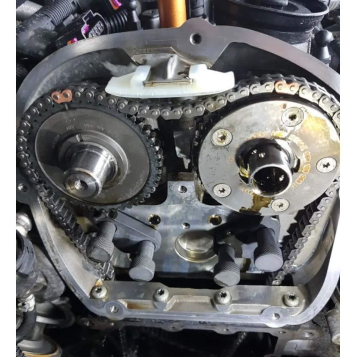 Tool for fixing camshaft sprockets such as VAG T40271